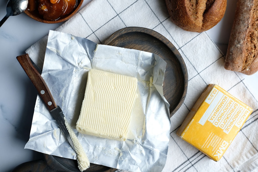 Классический хлеб с маслом на завтрак Классический хлеб с маслом на завтрак