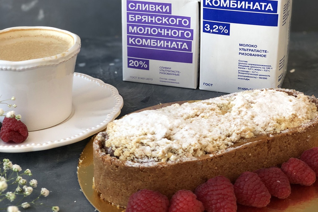 Классические песочные пирожные с миндалем и малиной