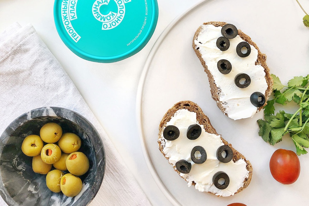 Закуска с оливками, творожным сыром и маслом Закуска с оливками, творожным сыром и маслом