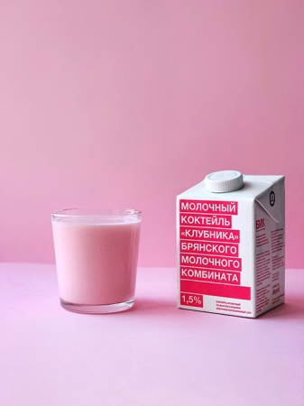 Молочный коктейль со вкусом клубники ультрапастеризованный массовая доля жира 1,5%